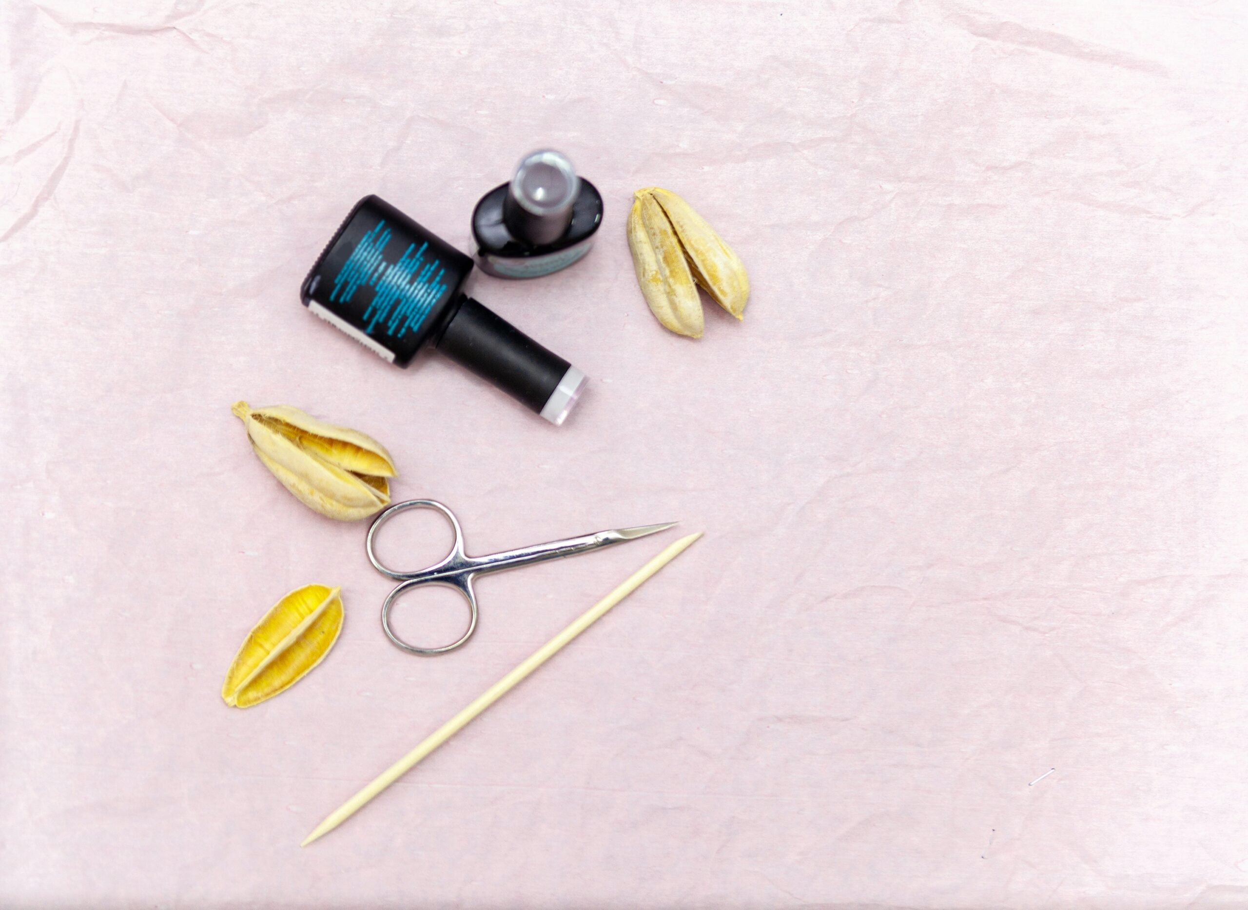Dụng cụ làm nail mắt mèo Dụng cụ cần thiết để tự làm nail mắt mèo tại nhà, bao gồm sơn gel, nam châm và đèn UV/LED, giúp bạn tự tin thực hiện.