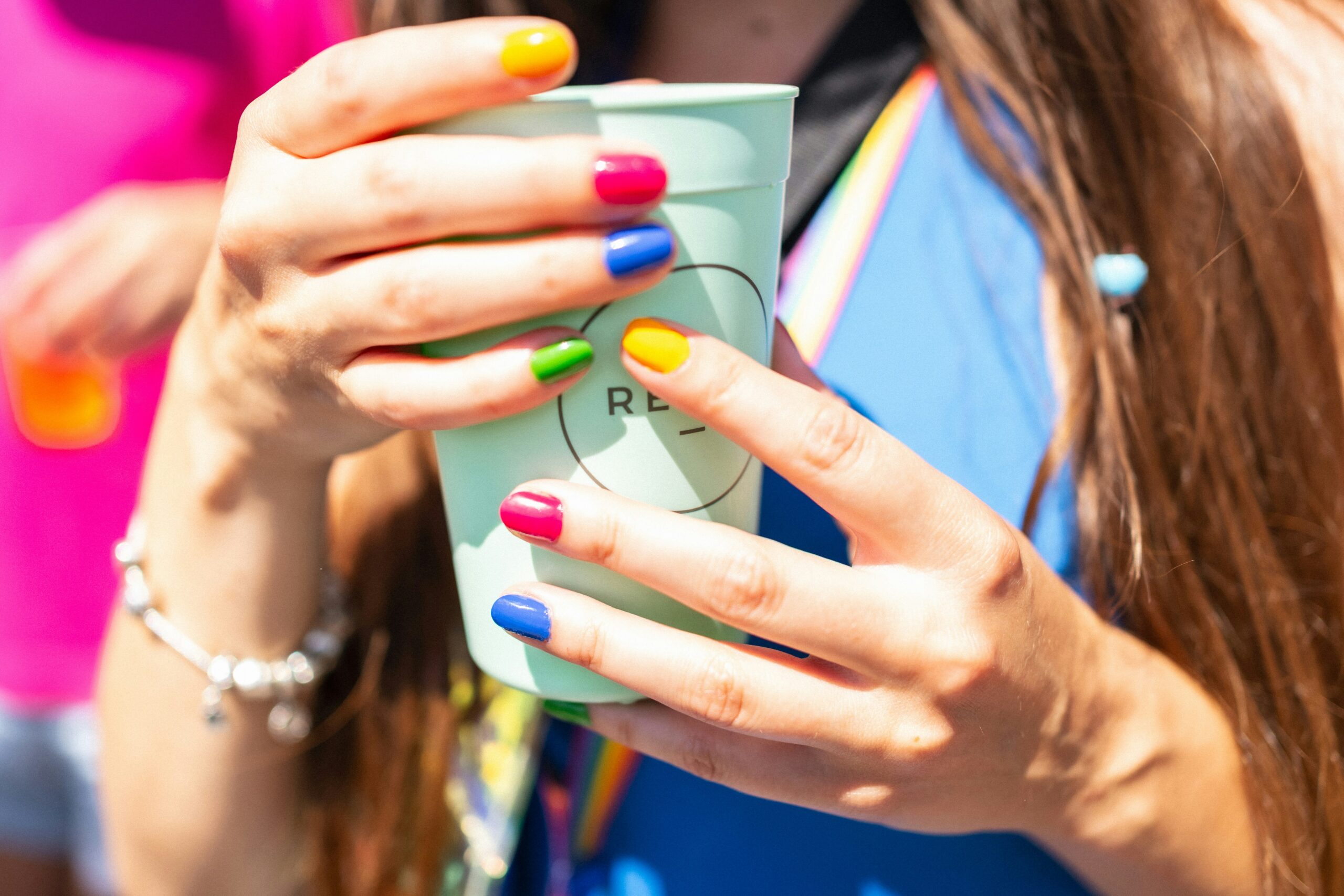 Biến thể nail mắt mèo Bộ sưu tập các mẫu nail mắt mèo với nhiều biến thể màu sắc và hiệu ứng như pastel, kim cương và cầu vồng, thể hiện sự đa dạng của xu hướng 2026.