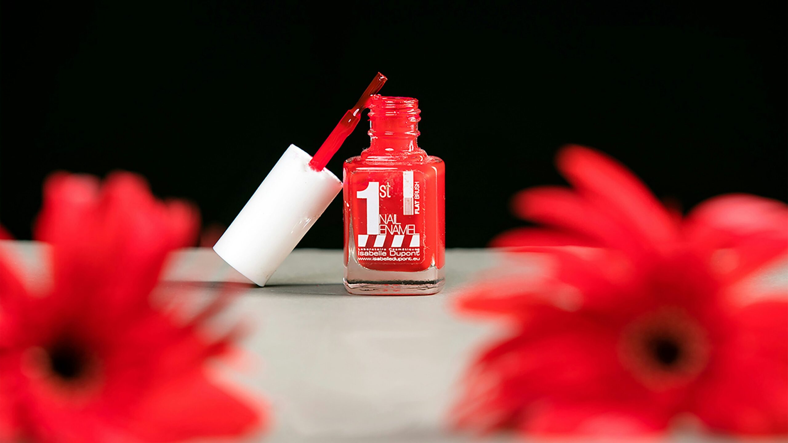 Sử dụng Top Coat hiệu quả Kỹ thuật phủ top coat đúng cách giúp bảo vệ họa tiết hoa nhí và mang lại độ bóng đẹp, chuyên nghiệp cho bộ móng.